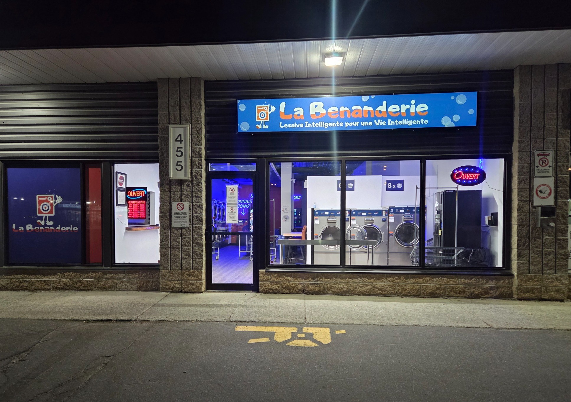 Façade de LA BENANDERIE le soir